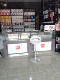 محل موبايل للبيع مع رفوف مع 3ميز عرض مع 3كرسي مع اكسوارت الاتصال وتس 0...