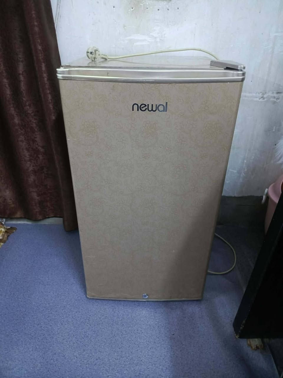 ثلاجه للبيع شغاله عل فحص السعر 75/وبيها مجال العنوان الشهداء قرب مرطبات مشمشه اتصال ***********//***********//
