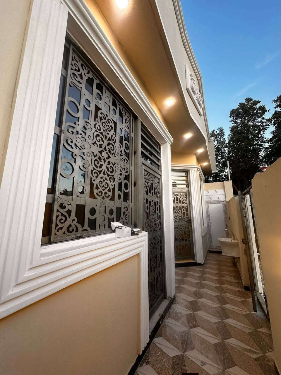 سلام عليكم دار سكن البيع
ابو الخصيب العوجه
***********

شارع المقيمين يبعد عن 

السايدين العوجه تغريبن 300متر

مكون من غرفتين وصالة ومطبخ وديوان

وحمامات داخلي وخارجي 

بناء حديث محد ساكن بيه

وفارق وجاهز السكن 
ومجاري الشط كبل 

ماطور وتانكيات وكيزر كامل 

من كلشي وكل الخدمات متوفره 

طابو زراعي عراقي 

المساحه 125متر

السعر 65وبي مجال

استفسار اتصل 

***********
