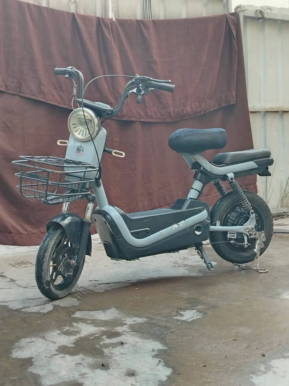 سلام عليكم دراجة شحن للبيع بغداد الاسكان السعر 175الف وبيه مجال للشراي شغاله وحلوه 4بطاريات رقم الهاتف ***********
