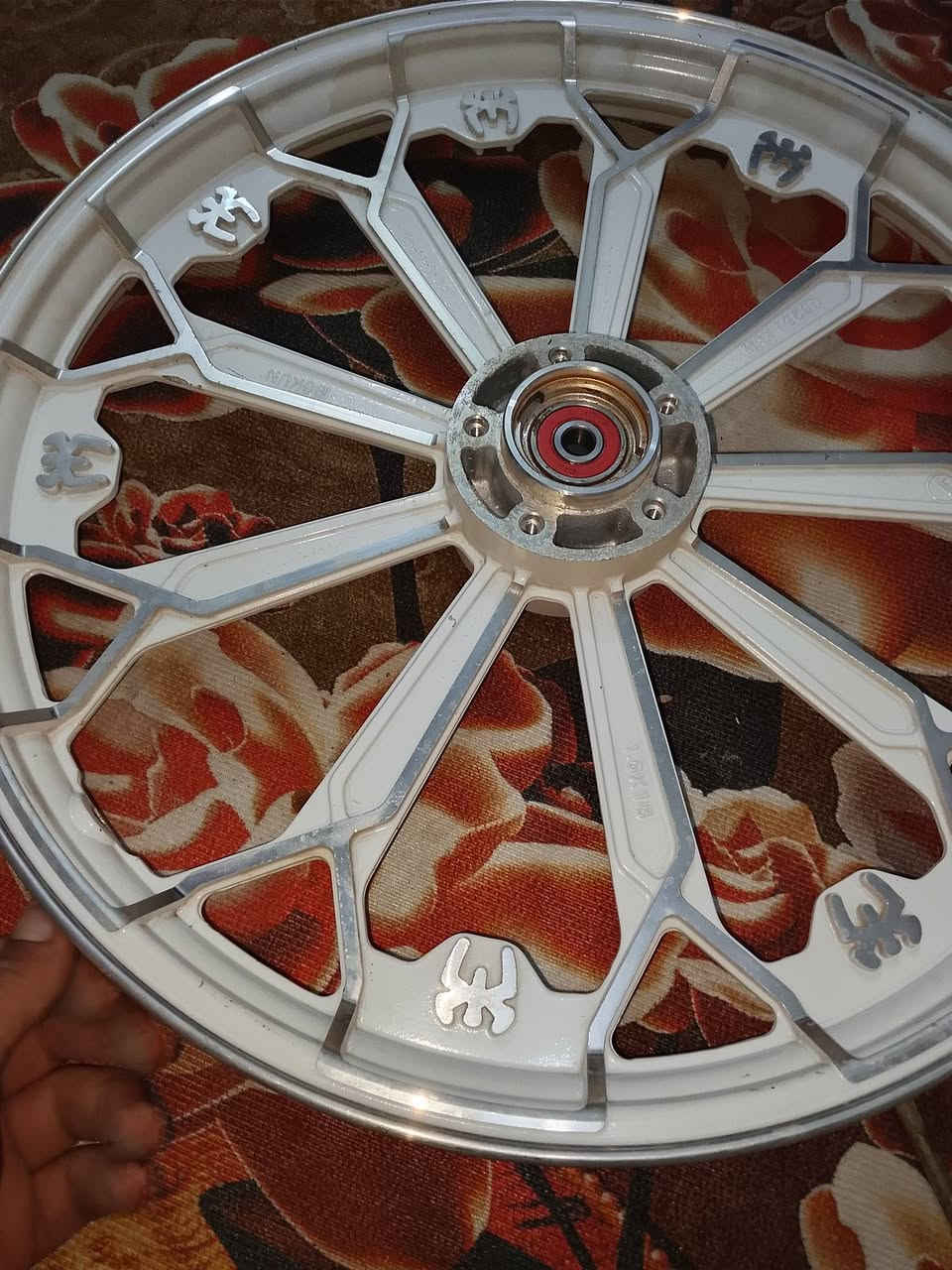 السلام عليكم غراض سيفان شركة زوج ويالةالأمام بي عواج بسيط كلش والخلفي مفطور  مثل ما موضح بالصورة ثنينهن حجم18+صينية دسك حجم كبير +عنبار جهة يساااارر مو يمييين.... العنوان كربلاءطويريج ناحيةالخيرات.. هذا رقمي اتصل وبيك خير وتدلل ***********
