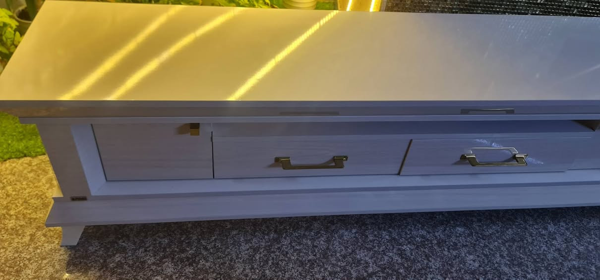 ميز تلفزيون طولة تقريبا متر ونص وارتفاعه تقريبا ٦٠ سم نظيف جدا جدا السعر ١٥٠ وبي مجال ....الله شاهد ماخذه ب٣٠٠ ...العنوان حي الاعلام
***********
