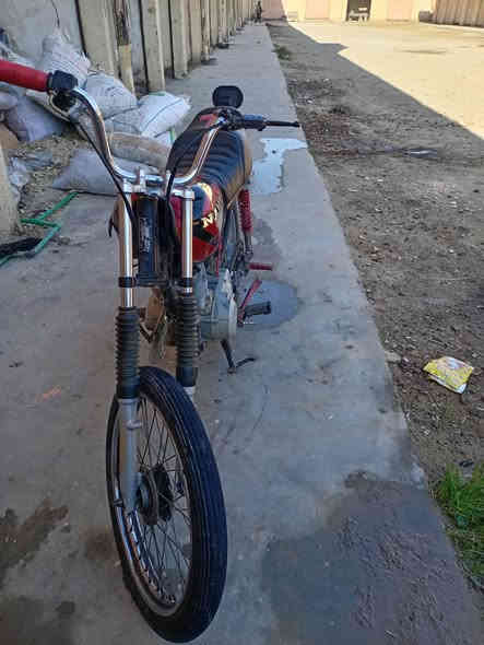 سلام عليكم دراجه للبيع شاصي ارشه موديل 12 مكينه 18 القديم دراجه نضيفه سعر 400 وبيه مجال الداجه بدون ***********
