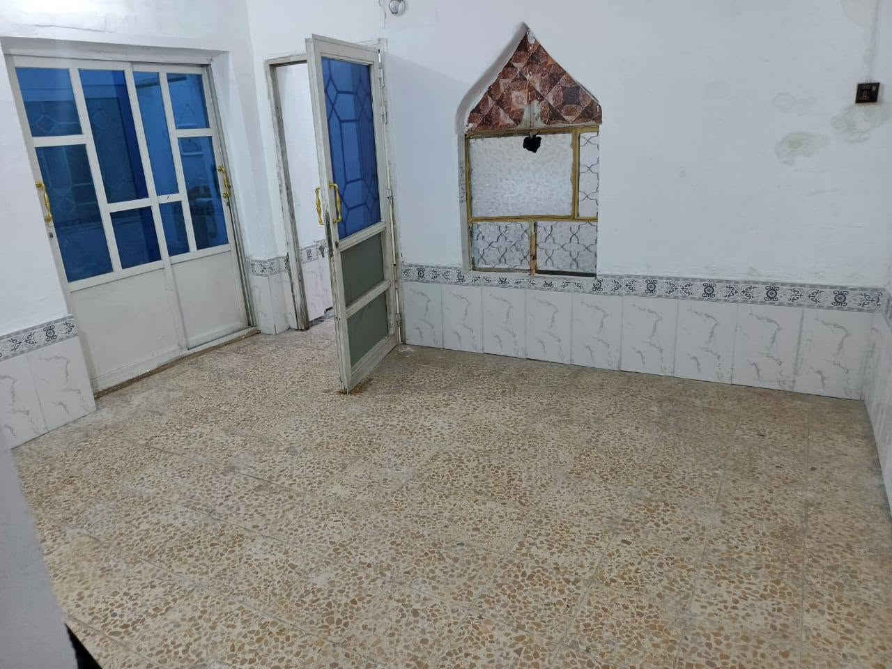 دار للبيع بحي بصالحيه قرب حسينيه صاحب الزمان مساحه 100 بيت نضيف يتكون من أربع غرف نوم صاله او مطبخ أو استقبال أو صحيان لاستفسار واتساب ***********
