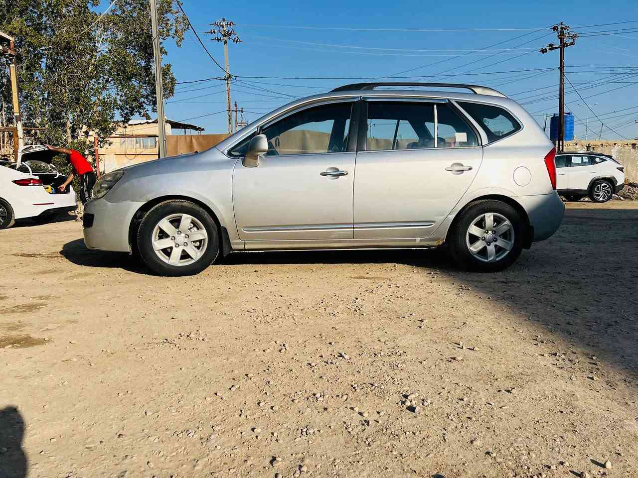 كيا كارينز 2009
حدادية جديدة 

تخم تايرات 

تبريد قطعتين ثلج 

بيها بارد وصبغ بالجاملغ عكس السايق 

وبارد بالجنطة وخدوش بسيطة بالبابين 

رقم بغداد بسمي السعر ١٠٥ وبيها مجال رقمي *********** 
مكاني الديوانية قضاء الشامية
