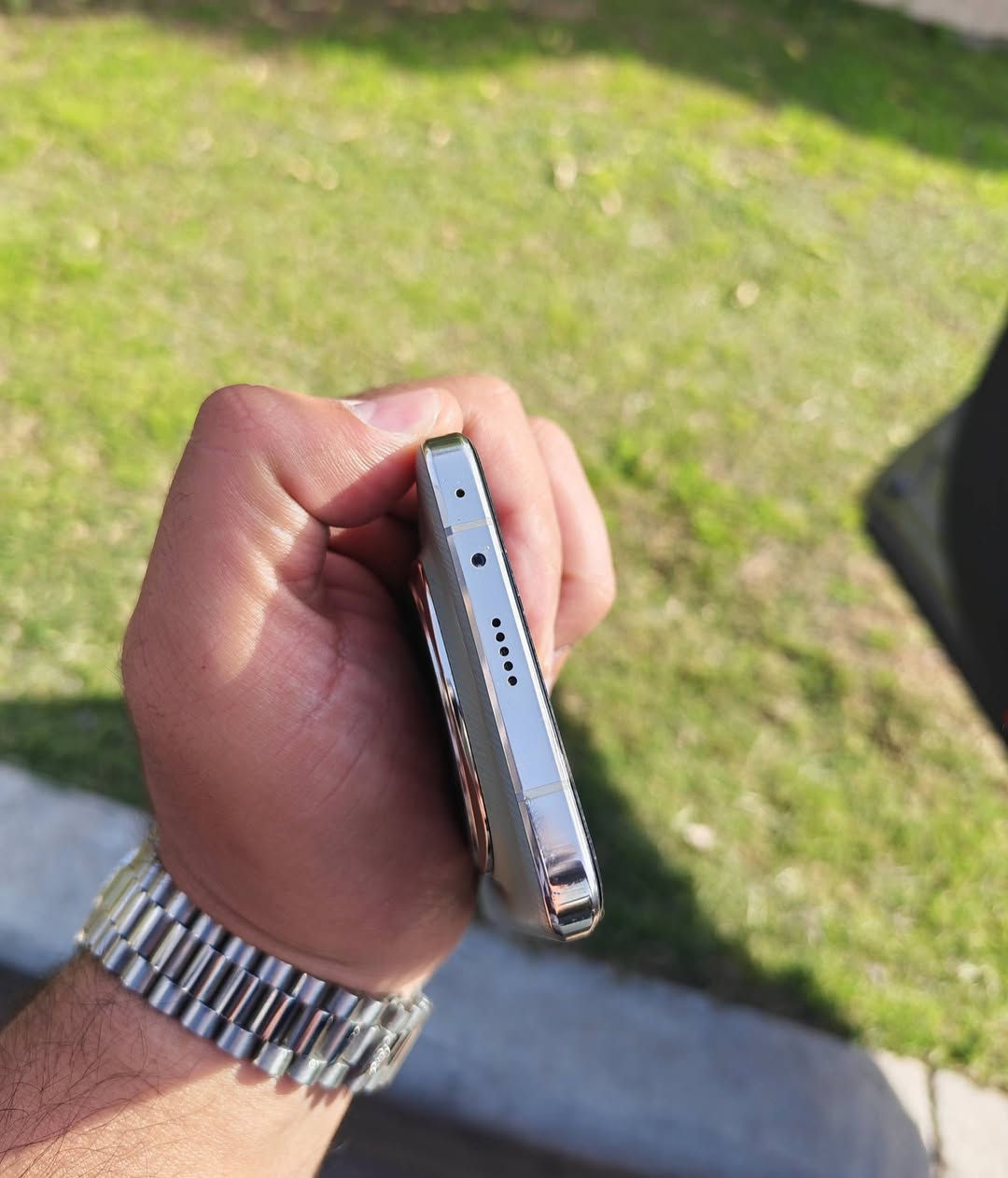 السلام عليكم
هونر ماجك 6برو للبيع السعر 660 الف وبي مجال بسيط للشراي

 يأتي بشاشة LTPO OLED مقاس 6.8 بوصة (دقة 2800×1280 بكسل) ذات سطوع استثنائي يصل لـ 5000 شمعة، ومعالج Snapdragon 8 Gen 3 الأحدث، وكاميرا خلفية ثلاثية "فالكون" متطورة بوضوح 180 ميجابكسل للتصوير البعيد، مع بطارية ضخمة 5600 مللي أمبير وشحن سلكي سريع 80 واط
. ذاكره 512.  ملحقاته شاحنه وكارتون وحافطة مكاني بغداد للاستفسار اكثر تواصل خاص او ***********
