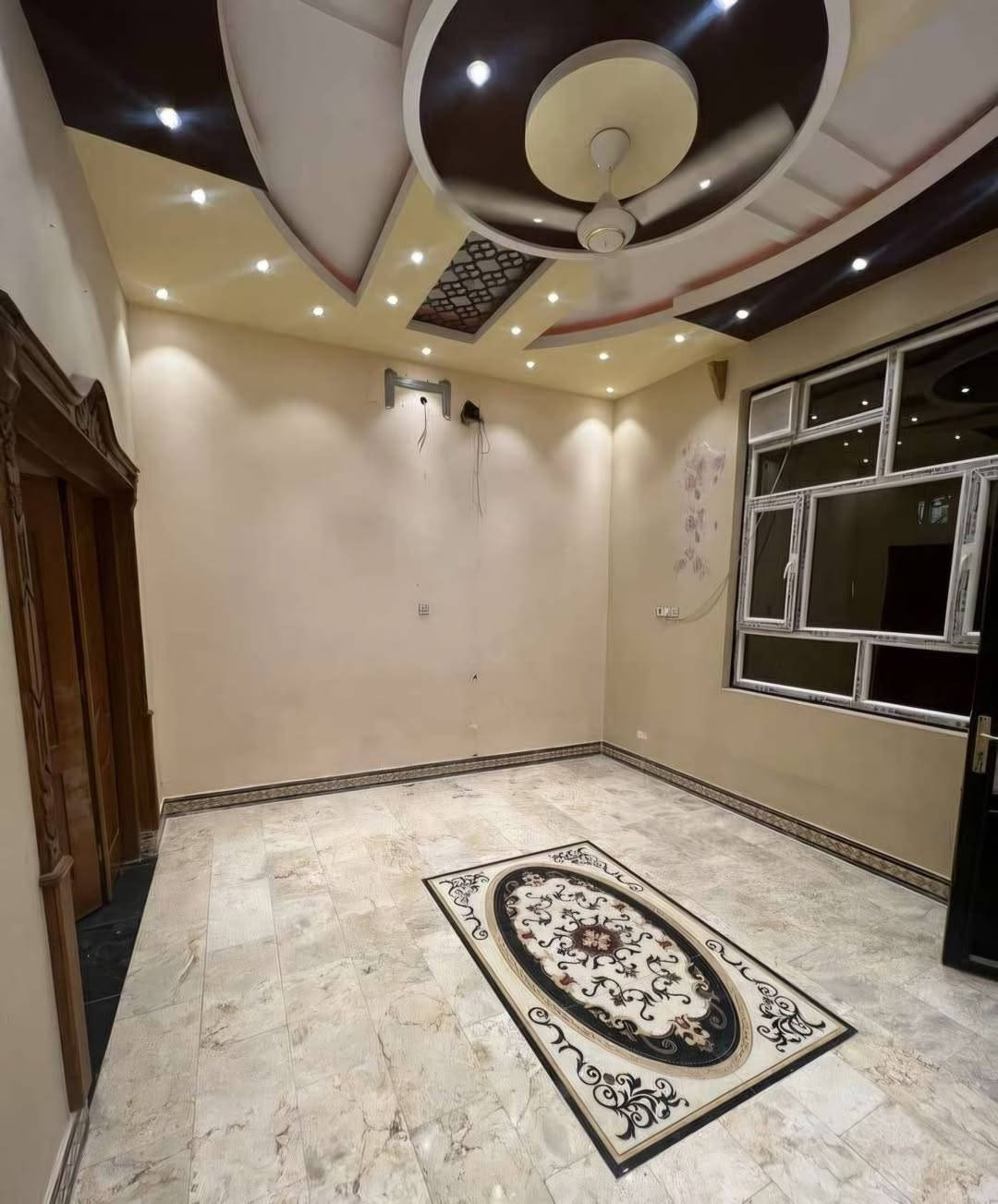 #اعـــــلان(184)

▪︎ بيت طابقين للبيع.
▪︎ الموقع الحكيمية.
▪︎ خلف مطعم فلس. 
▪︎ عرض الشارع 30 م.
▪︎ المساحة 125م واقع حال155م.
▪︎ الواجهة 9 م.

● يحتوي على..

▪︎ ٥ منام.
▪︎ صالة استقبال. 
▪︎ مطبخ صحيات. 

#مكتب_دينار_العقاري.
ـــــــــــــــــــــــــــــــــــــــ
*********** 
*********** 

#عنوان_المكتب:- البصرة. الجنينة. حي الأندلس.. قرب مركز جنوب لبنان. 

#نستقبل_كافة_عروضكم_ما_عليكم_الا إرسال تفاصيل عقاركم على خدمة الواتساب(***********) .
