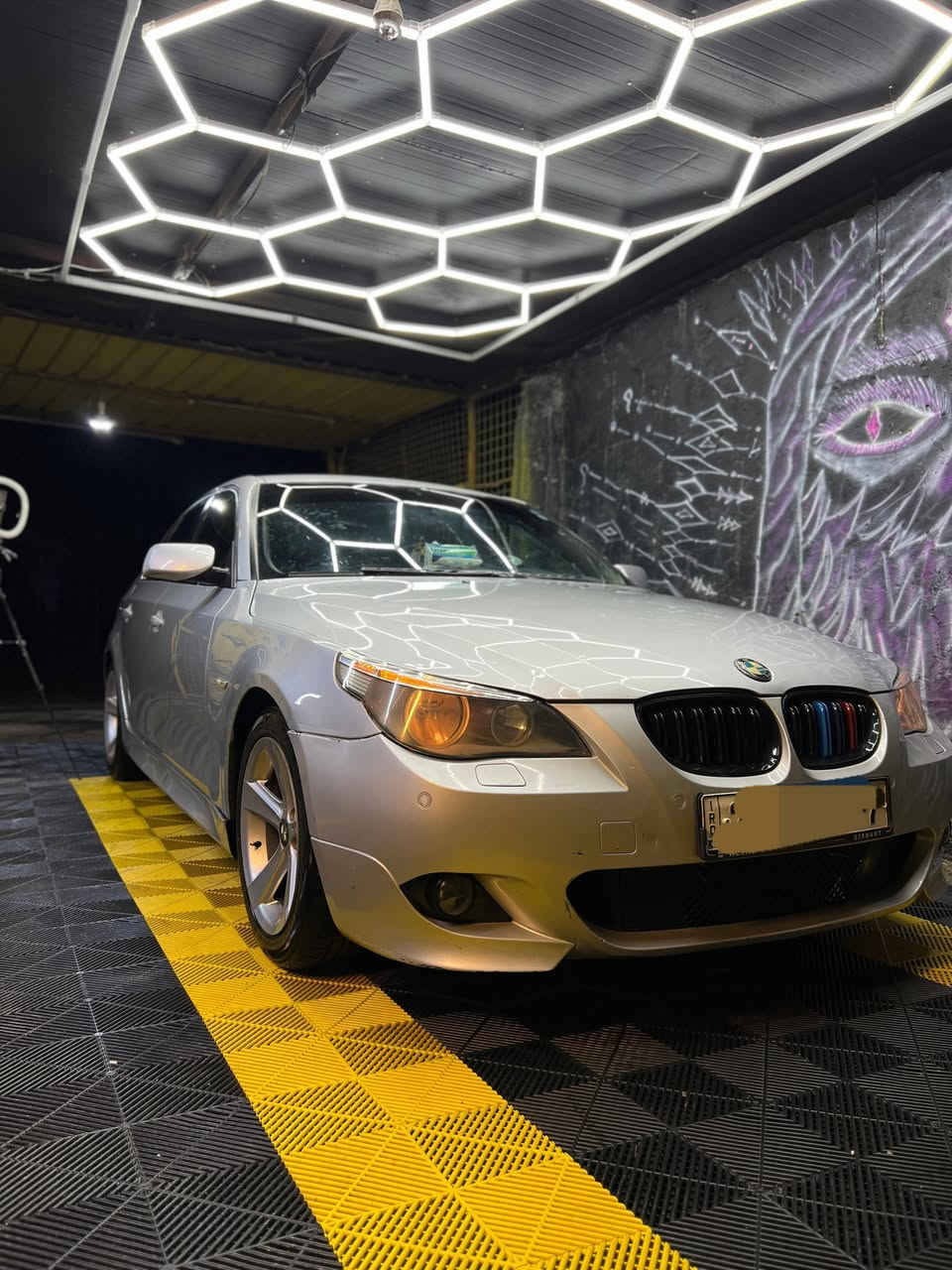 السلام عليكم
للبيع BMWميماتي 
موديل 2003
حجم 530
حداديه جديده 
كير مكينه مكفولات 
تخم تاير 
باتري جديد 
دبل كزوز 
دعاميات M
غرفه Mعدا الدركه 
حساسات 
تبريد ثلج 
السياره مابيها نقص 
مكانها نجف  سعرها ١١٢  وبيها مجال كلش قليل   لاستفسار ***********
