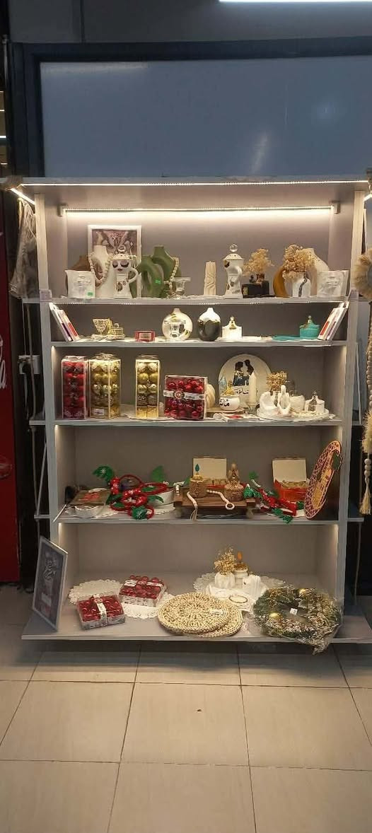 فاترينه شغل درجه اولى واحد عل واحد نجاره ارتفاع مترين او اقل عمق ٤٥ عرض متر ونص تقريب السعر ٣٠٠ بيها مجال مكان سماوه ***********
