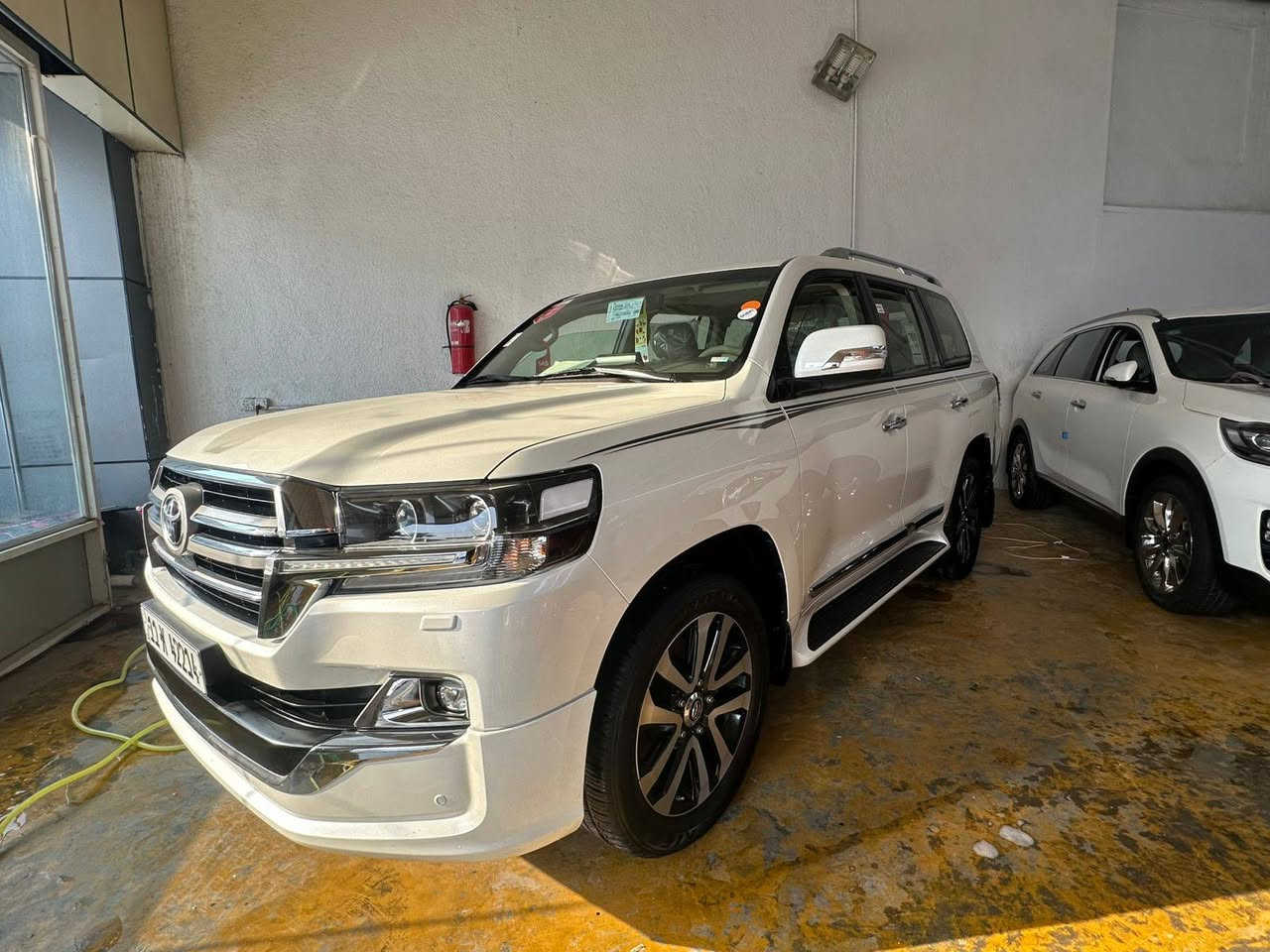 سلام عليكم لاندكروز ٢٠١٩ساز باب اول دبل كرسي كهرباء كشن سائق ٣وضعيات ٣شاشات صندوق شفط زراك لايت حساسات أمامي خلفي ٣قطع تبريد ٤بصمات تخم تاير جديد كير مكينه بشرط كفاله عامه بدون صبغ فقط مكانين في بي ار ارقام وهزه جديد بسمنه سعر ٥٢٠ وبيه مجال لشراي العنوان بغداد***********
