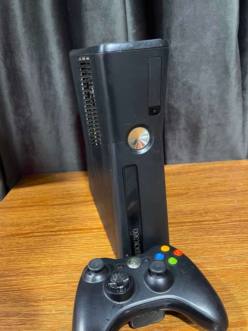 اكس بوكس 360 سلم
ذاكره 250gb
 خير من الله مهكر🎲🎳
ملحقات
يده بلوتوث اصليه🎮
محوله اصليه 
الجهاز شغال ضمان 3 ايام✅
الموقع  موصل ايسر
السعر 115 بي مجال للشراي
 الشراي يتصل او يتدلل
***********
