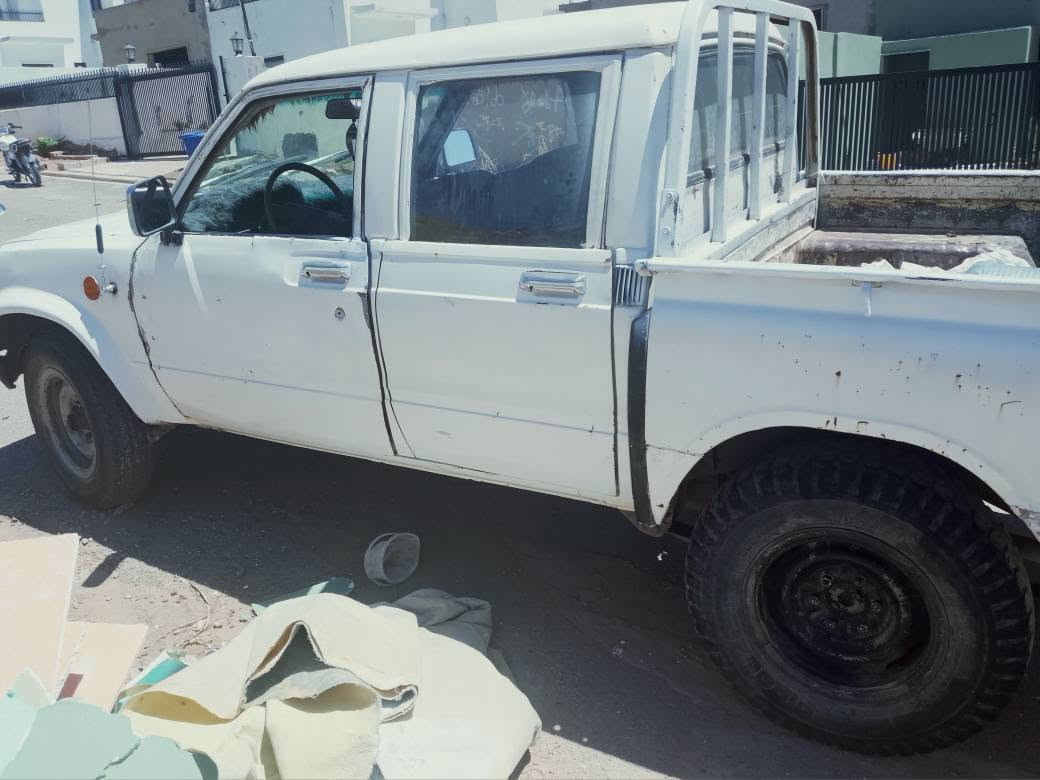 سە یارە کە ئاڕڕمیکی لە گە لەهی دهۆکە 
٤وارتایەی بە رزی نیوداش لە ژیردایە
سە یارە کە بی عەیبە وو تندوو تۆڵە
گیڕو مە کینە بە شە رت 
مالی کە سابە تە ..بە زین کە م دە خوات
*********** كويسينجاك, أربيل

