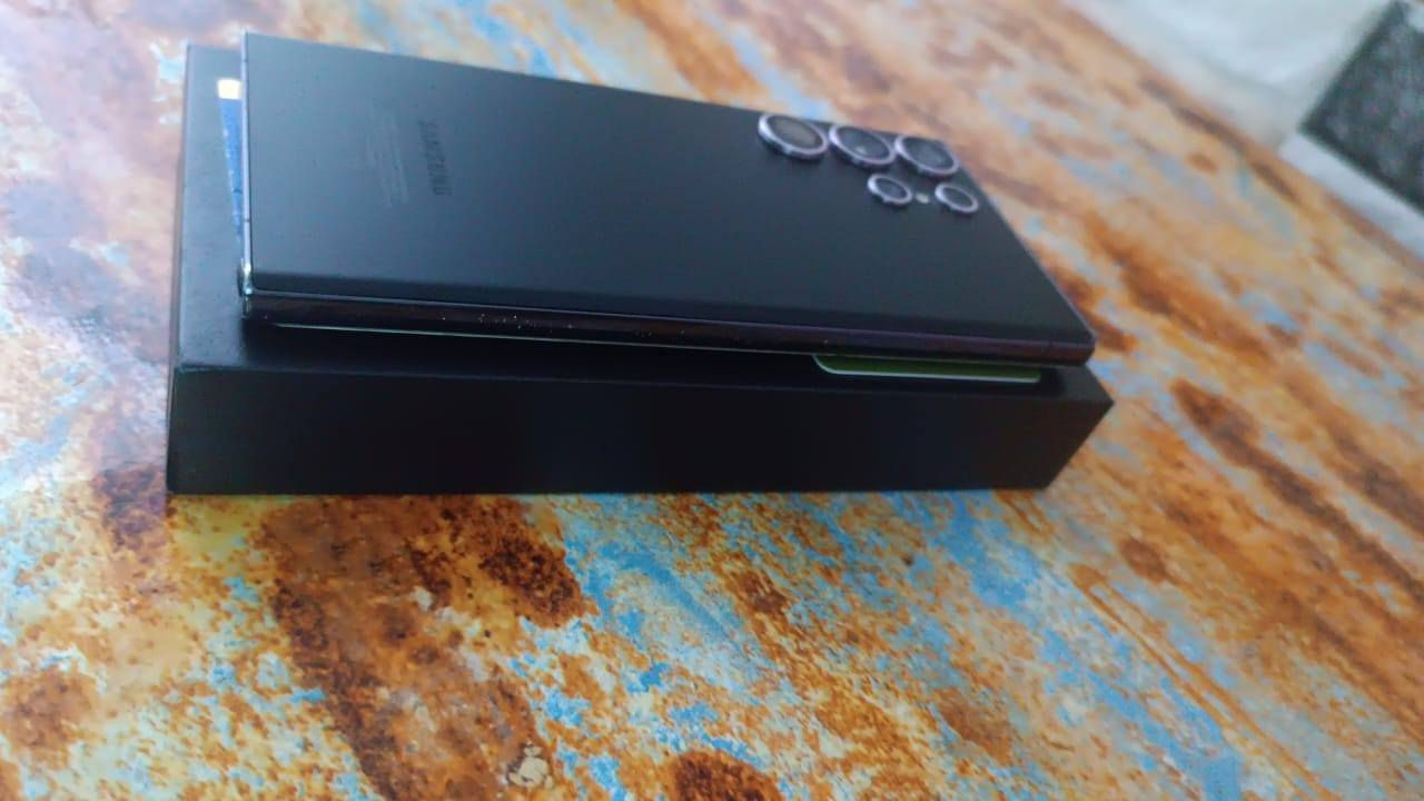 السلام عليكم للبيع S23 ultra نظيف كلش بي كارت ظمان الشاشه وكاله الجهاز جديد كلش الذاكره 256 ملحقاته كامله الجهاز على الفحص السعر 785 اي استفسار اتصل ***********
