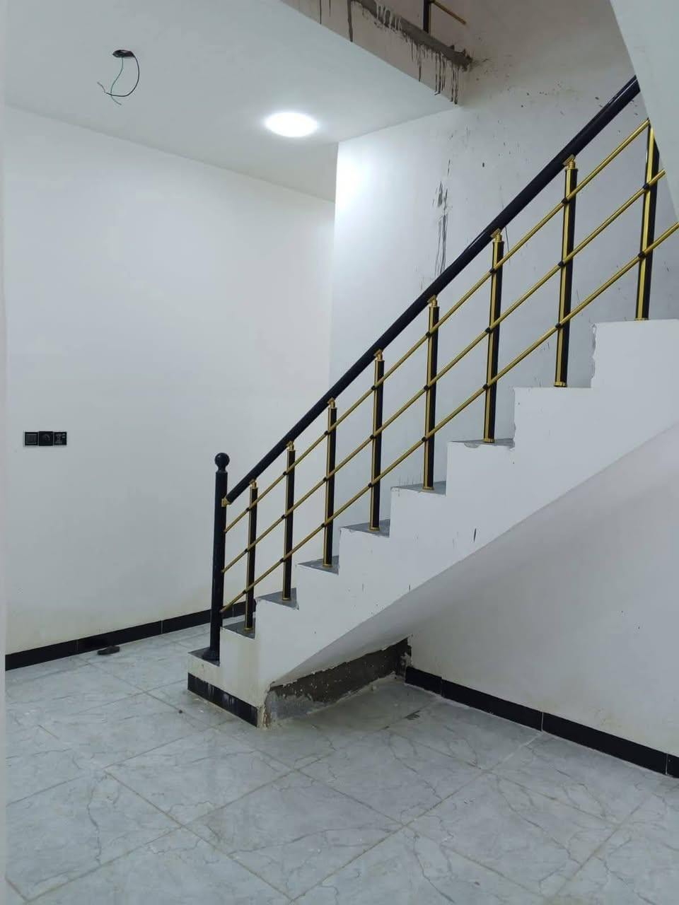 مشتملات للايجار مساحته  100متر 🟥 بناء حديث  🟦
يحتوي على غرفة نوم وهول ومطبخ واستقبال وصحيات داخلية وخارجية وگراچ 🟥 
⬅️⬅️مبني من الطابوق 🔳
⬅️⬅️السقف صب كونكريت 🟦
⬅️⬅️الأرضية والجدران سيراميك 🟥
عرض الشارع /14م
نوع العقار طابو زراعي مرقم 🟦
السعر الايجار//200. الف ♦️
العنوان//كوت حي الحكيم الاولى  شارع گاله 🟦

          *******************************
للاستفسار الاتصال على الارقام التاليه ⬇️⬇️
   
   📳📳*********** 📳📳
  📳📳*********** 📳📳
  📳📳*********** 📳📳
   
    
مكتب دلالية اهل الديرة للعقار 🏨🏡
