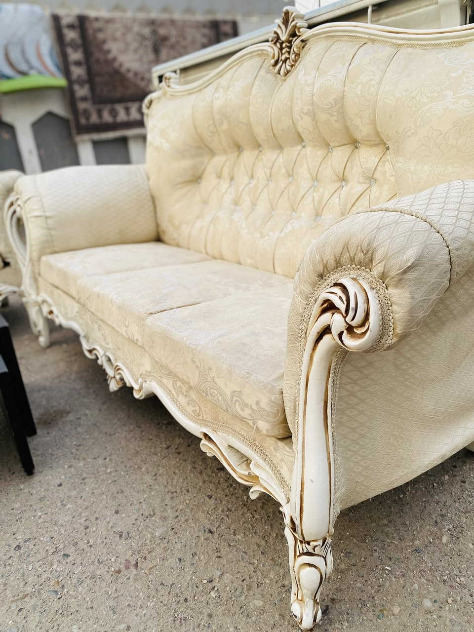 السلام عليكم 
تخم تركي عشر مقاعد لون ابيضّ منقش بي بس كرسي يحتاجله غسل كوشات متحركه مو ثابته ويا طبلات 
السعر 400 وبي مجال العنوان شارع فلسطين 
***********
