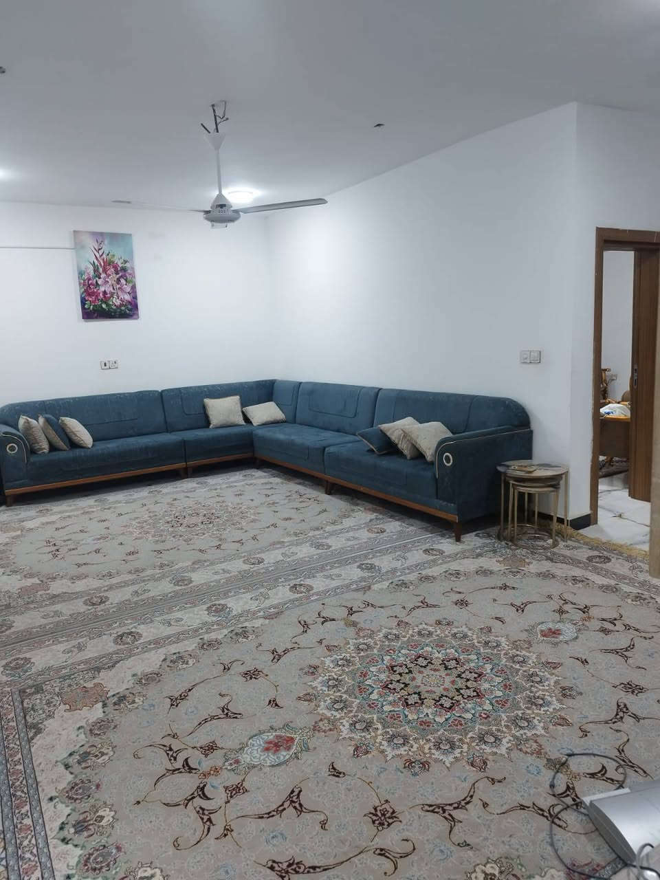 دار للبيع
مجمع السلام السكني  بيع اقساط او نقد بيت 200م بمجمع السلام السكني عمود واحد وتنزل موقع مميز ركن على ساحه صب كونكريت بناء طابوق جمهوري طابق ونص 3 غرف نوم و مطبخ حار وبارد وصاله 8*4 واستقبال 6*4 وصحيات داخل وخارج وحديقة البيت مطلوب 54 للمصرف بالشهر تسديد 450
 من الديه غربه المراواس في حي القدس او الانصار التواصل معنا. في مكتب أياد للوساطة العقارية 
       ***********
       ***********
ابو علي البؤرضا 
ابو سيف الجنابي
