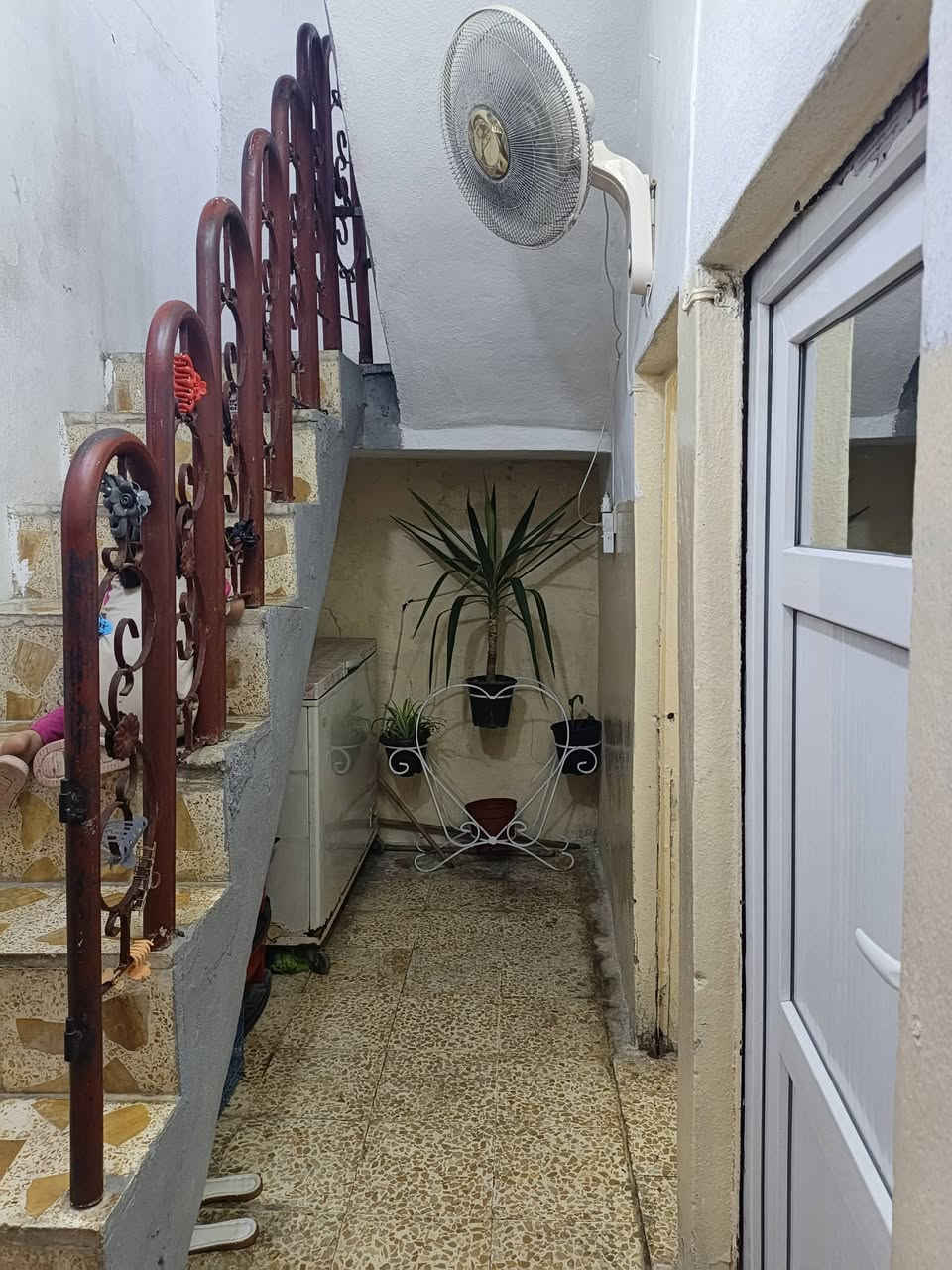 بيت للبيع بالحضيره عالشارع مال فاروق مقابيل مطعم محله 21 يتكون من طابقين يحتوي على غرفتين ومشتملات وبيتونه مع قطعه أرض صغيره من ضمن البيت بسعر مناسب للاستفسار الاتصال على هذا الرقم ‏‪***********‬‏
