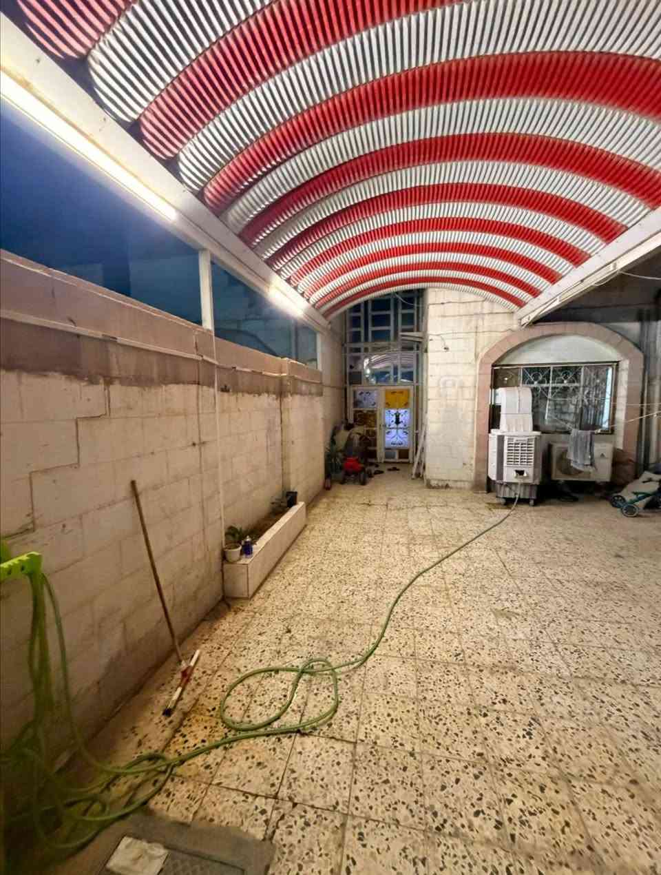 بيت للبيع في دور الهنديه درجه ثانيه طابقين يحتوي على أربعة غرف نوم واستقبال وصاله ومطبخ حار وبارد وحمامات عدد٣ مع مساحه اضافيه ١٠٠مترمربع متروكه خلف البيت السعر ١٧٠مليون وبي مجال للشراي للإستفسار والتوضيح الإتصال على الأرقام التاليه ***********
***********
***********
أو مراجعة مكتب ابو علي التميمي للعقار في حي الوفاء بداية شارع المركز القديم على جهة دور الهنديه
