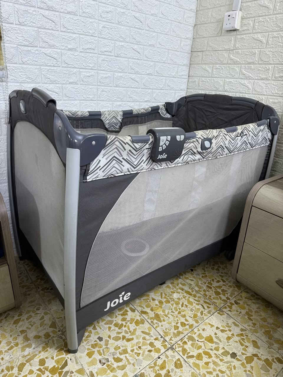 سرير أطفال  ماركة (Joie)بحالة ممتازة ونظيف جداً.
✔️ قابل للطي وسهل النقل
✔️ قوي وآمن للطفل الى عمر 4 سنوات
✔️ الشبك سليم بدون تمزق
✔️ الهزاز والموسيقى شغال
 
- يحتاج غسلة وتنظيف بسيط فقط بسبب التخزين

-السعر 30 الف


**إذا كنت صاحب هذا الإعلان وتريد حذفه لأي سبب، رجاءا أرسل رسالة إلى الدعم الفني**