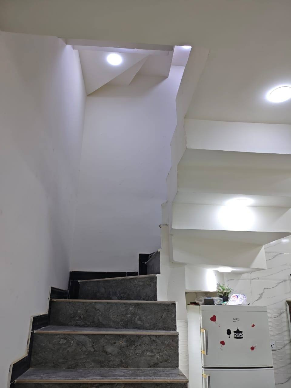 مشتمل مساحة 50 متر للبيع  العنوان بغداد منطقة الدوانم نهاية الشرطة الخامسة يحتوي المشتمل على 2 غرف نوم وصالة ومطبخ وخدمات نوع السند زراعي 25 اصولي مكاتبة مع صاحب السند مباشر السعر 65 مليون وبي مجال الاستفسار اتصل على هاذا رقم او ادخل خاص 
*********** يوجد واتس اب
