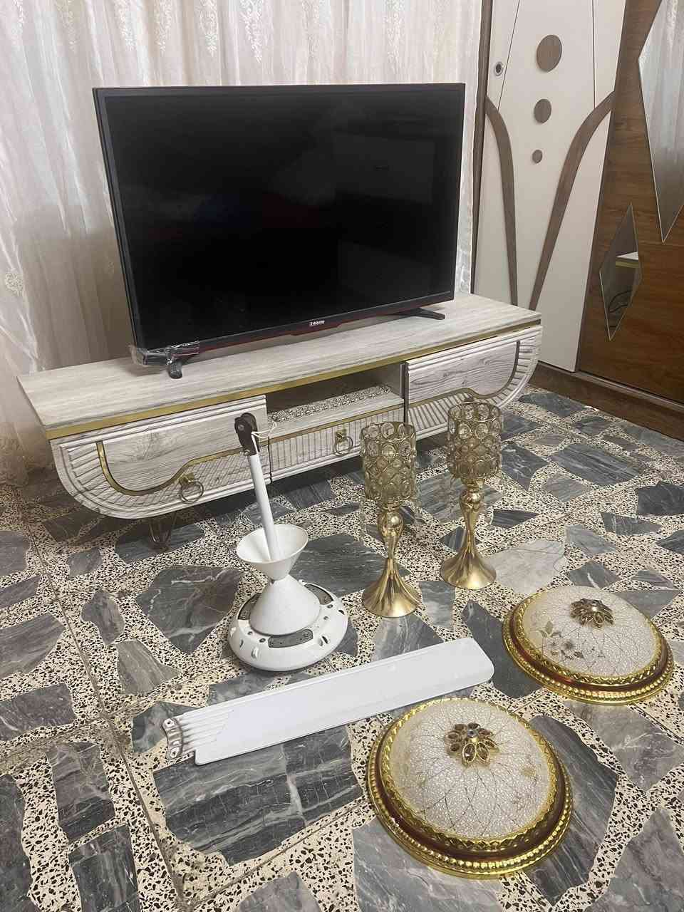 ميز او شاشه تلفزيون وتحفيات بنكه ثريات شغالات كلهن للبيع 
***********
