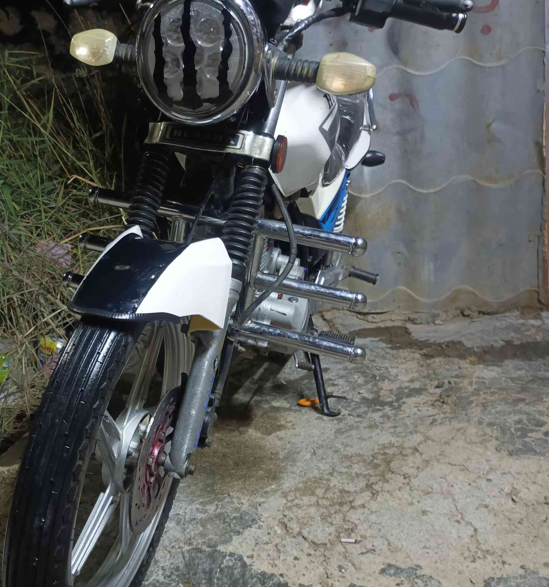 السلام عليكم يابا من رخصه الدمن هيوشه موديل 2017 أوراق منفيس كامله والنظافه ماشاءالله كدامكم فول نكره صلف+بصمه يعني تشغل وتتوكل السعر 725الف بي مجال بسيط بس الشراي يراسل 
***********
