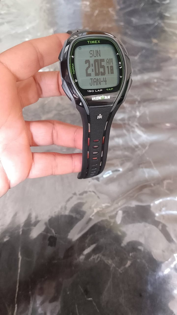 Timex Ironman Sleek 150.
مع العلبة والملحقات 
 مواصفات وميزات الرئيسية: 
الماركة والطراز: تايمكس ايرون مان سليك
مادة الهيكل: الراتنج (Resin).
لون الهيكل والسوار: أسود.
مادة السوار: بلاستيك/مطاط/سيليكون عالي المرونة ومقاوم للماء ولا يمتص العرق.
الكريستال (الزجاج): أكريليك.
مقاومة الماء: حتى عمق 100 متر (330 قدم).
الميزات والوظائف
تقنية TapScreen: تتيح التحكم في ساعة الإيقاف والمؤقتات عن طريق النقر على شاشة الساعة. 
ساعة إيقاف (Stopwatch): مع ذاكرة تصل إلى 150 لفة (Lap Memory). 
مؤقت الفاصل الزمني مع عداد تكرار تلقائي. 
تنبيهات الترطيب والتغذية (Hydration and Nutrition Alerts) لتذكيرك بإعادة التزود بالوقود. 
3 منبهات متعددة الوظائف مستقلة. 
مؤقتات: مؤقت للعد التنازلي ومؤقتات للتدريب المتقطع
الإضاءة الليلية: تقنية INDIGLO تضيء قرص الساعة بالكامل. 
مناطق زمنية مزدوجة: إعدادان للمنطقة الزمنية لتسهيل السفر. 
نظام سهل الاستخدام: قائمة نظام قائمة على القوائم سهلة الاستخدام. 
شاشة كبيرة: شاشة كبيرة بأرقام كبيرة لسهولة القراءة. 
إدارة اللفات: نظام إدارة اللفات يسمح بالوصول السهل إلى سجلات التدريب المؤرخة.


**إذا كنت صاحب هذا الإعلان وتريد حذفه لأي سبب، رجاءا أرسل رسالة إلى الدعم الفني**