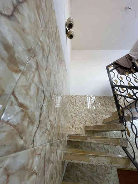 للبيع دار طابو زراعي سند 25 مساحه 220متر طابقين محتوياته غرفتين وصاله ومطبخ وكليدور  مجمع صحيات داخليه وخارجية وحديقة وكراج طابق ثاني غرفه كبيره مع سويت عرض الشارع 8 العنوان مدخل سنجار عنانه فرع روضه تولاي السعر 95قابل للتفاوض مكتب الشمس للعقار *********** وات ساب 
***********
