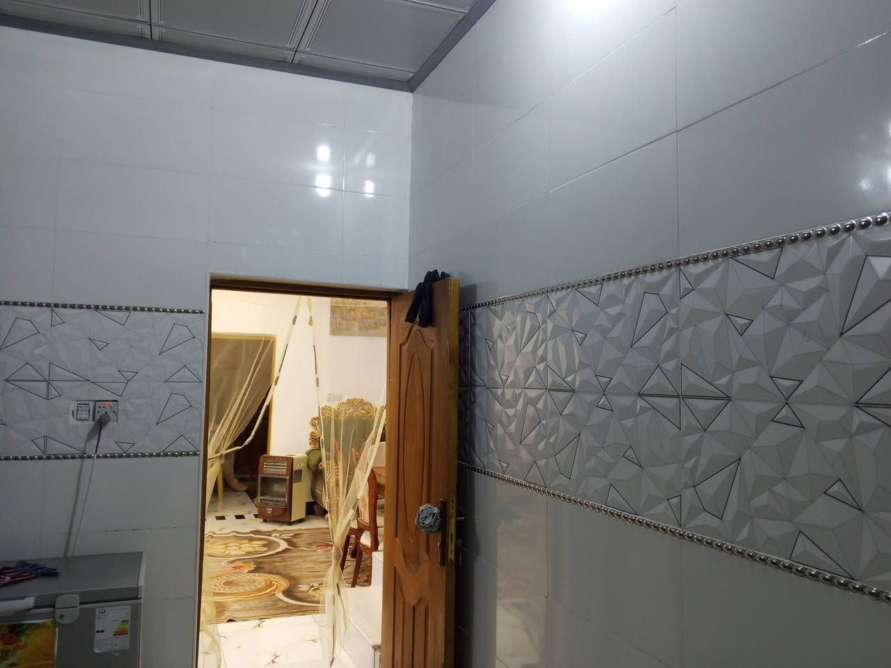 بيت ٢٠٠مترالقطعه بلديه معامله كاملة واصل للتقييم بدايت شارع قنبر على ساحه مع حديقة مقابل البيت السعر ٨٠وبي مجال ***********
