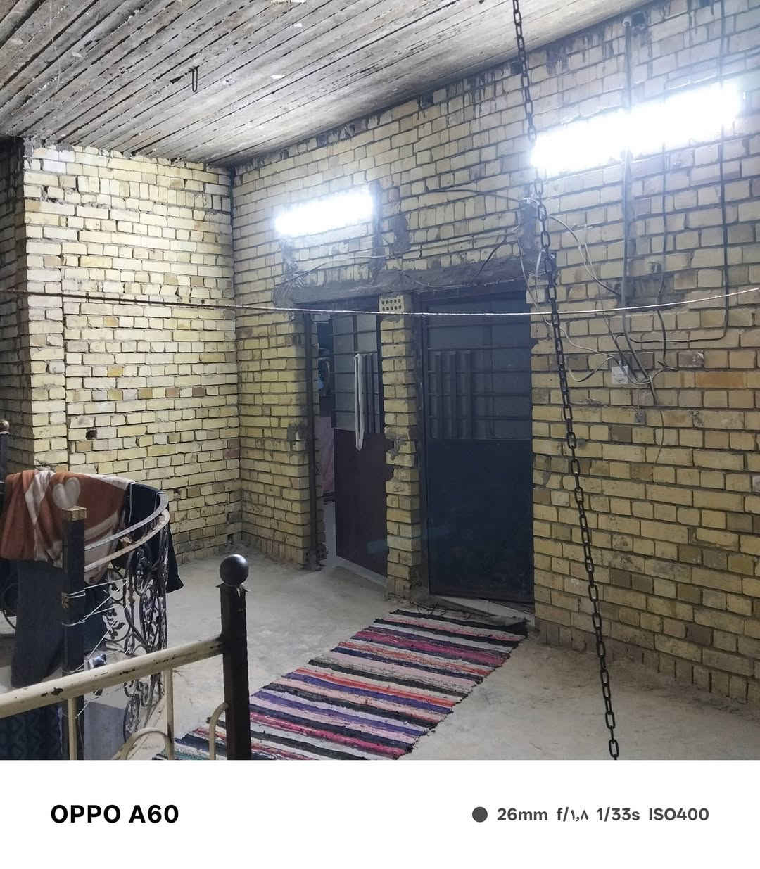 السلام عليكم بيت للبيع 100متر مربع ركن خضراء الدسيم قريب على الشارع الرئيسي ثلاث بيت خلف دائرة الكهرباء ***********
