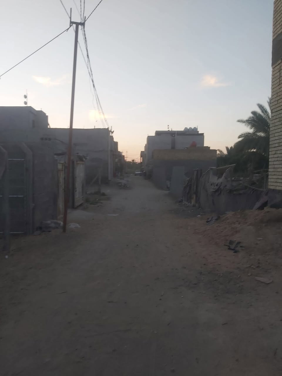 قطعة ارض مساحة 100متر 
الموقع كربلاء شارع بغداد مقابل عامود 50 قرب الشارع العام جهة الدخول الخدمي الجديد
الواجهة 8متر والنزال 12ونص 
طابو زراعي سند 25 
السعر 49 مليون وبيها مجال
عقارات كربلاء في حي العباس ع ***********
