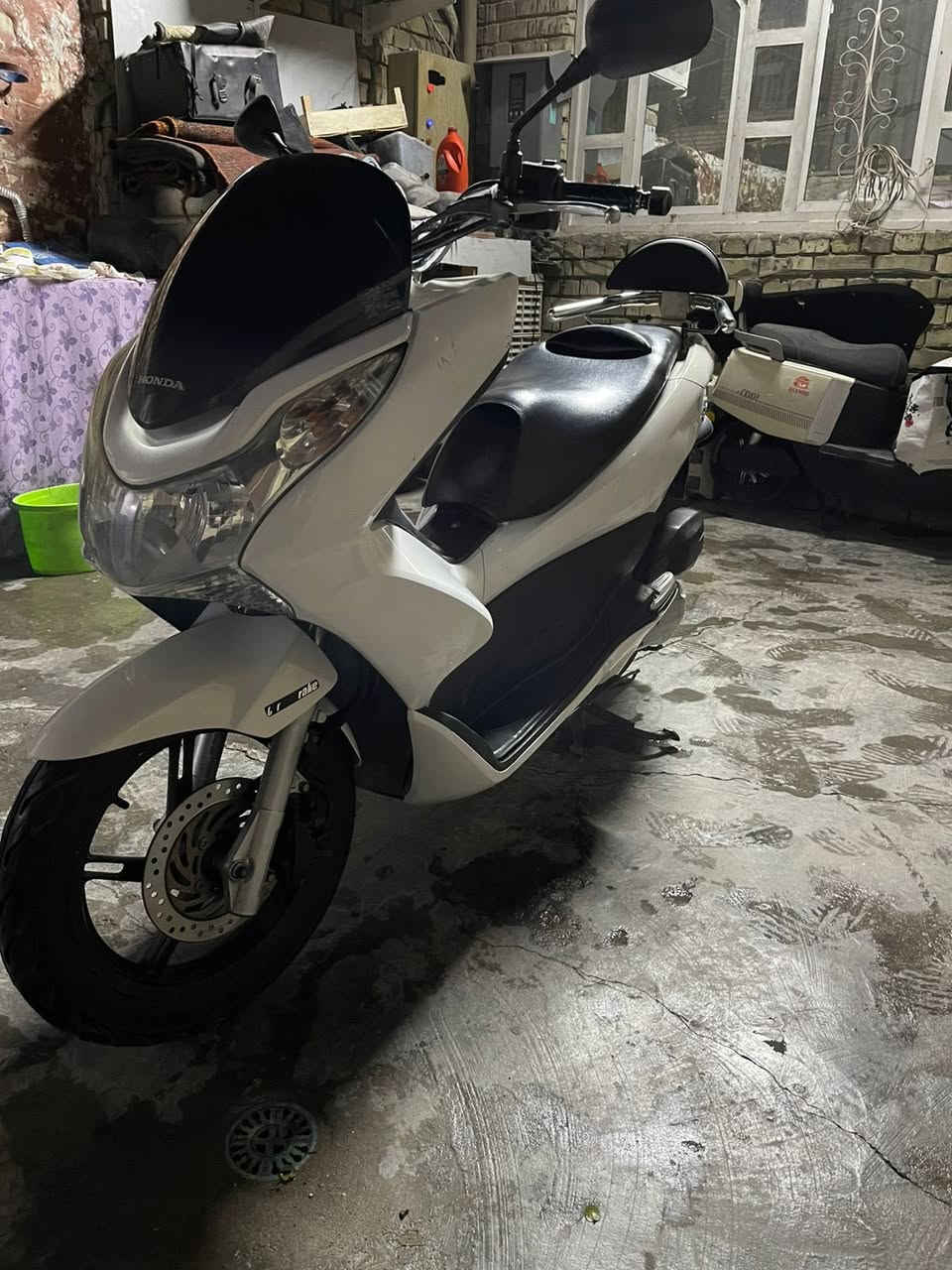 Pcx  150cc جيل اول
مكينه كفاله عامه 
حساس ازدحام 
استاند حساس 
فقط دكمه الدشبول عاطله 
والباقي موضح بلصور 
ترايك وين ميعجبك 
مكان بغداد جديده 
تواصل واتساب 
***********
السعر 11$ ونص اور مراوس

