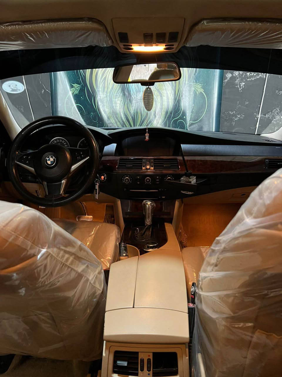 BMW E60. 2007. 
530i
موديل 2007 
سلايت 
فول فول مواصفات 
كوشن جلد هيتر و كهرباي 
كوشن خزن 
تبريد مركزي 
بي دعم. 
هيكل كامل m5 
منفيس. اصلي  غرامه شه رت 
گيرو مه كينه ب شه رتن 
سعر 89 وه ره قه و مجال 
ديناره ك مسرف تيدا نيه ش دعامي بو دعامي ب شه رته 
جهى سارى زاخو 
*********** زاخو, دهوك
