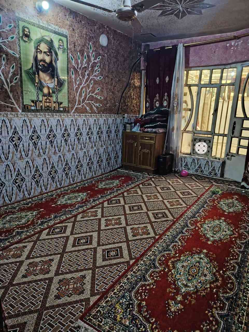 السلام عليكم بيت للبيع منطقه حي سفير لبيت طابقين مساحه 125 متر  قرب شارع لبلوك قرب افران المصطفى... الاستفسار على رقم ***********

