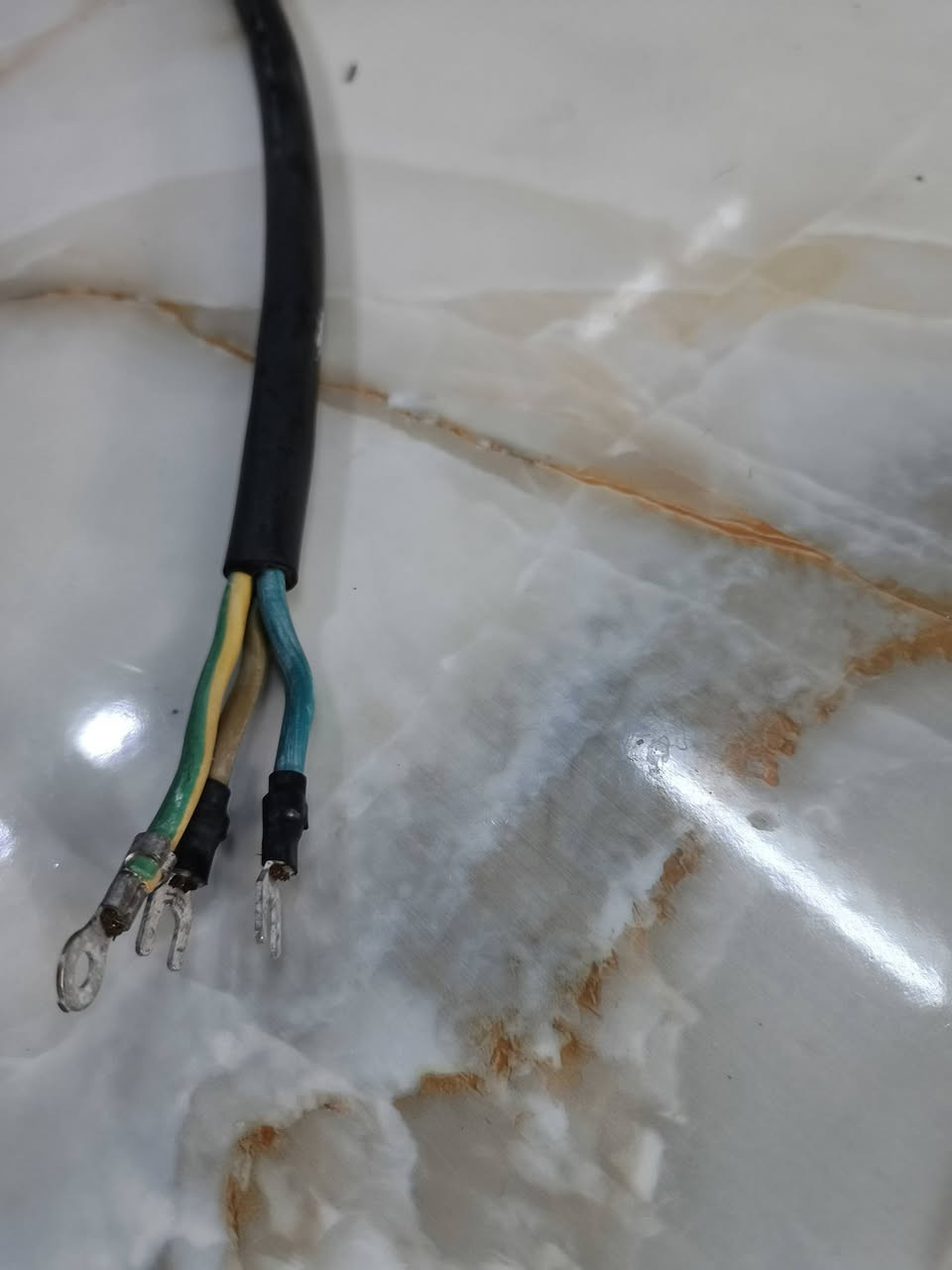 كيبل    داخلي مال بيت دفن  طول خمس امتار   قياس mm. 3×4 سعر المتر 5تالاف مكاني شرك الطارق يم محطة الشمس ***********
