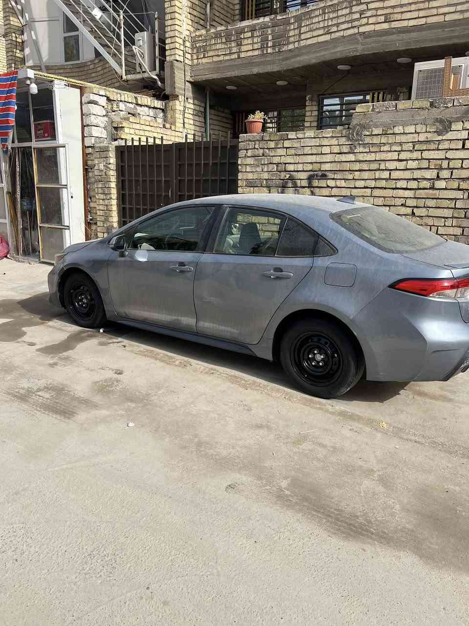 السلام عليكم للبيع او مرواس كورلا تكسي 
للبيع كورله موديل ٢٠٢٠ مكينه وكير خير من الله وارد امريكي 
مكينه ٢٠٠٠ صور الحادث مرفق بل منشور و سونار هم 
تايرات جداد سياره مال جناي 
سنويه وهزه جديده باسمي شرط التحويل 
السعر ١٣٠ وبيها مجال قليل 
***********  وات ساب متوفر
