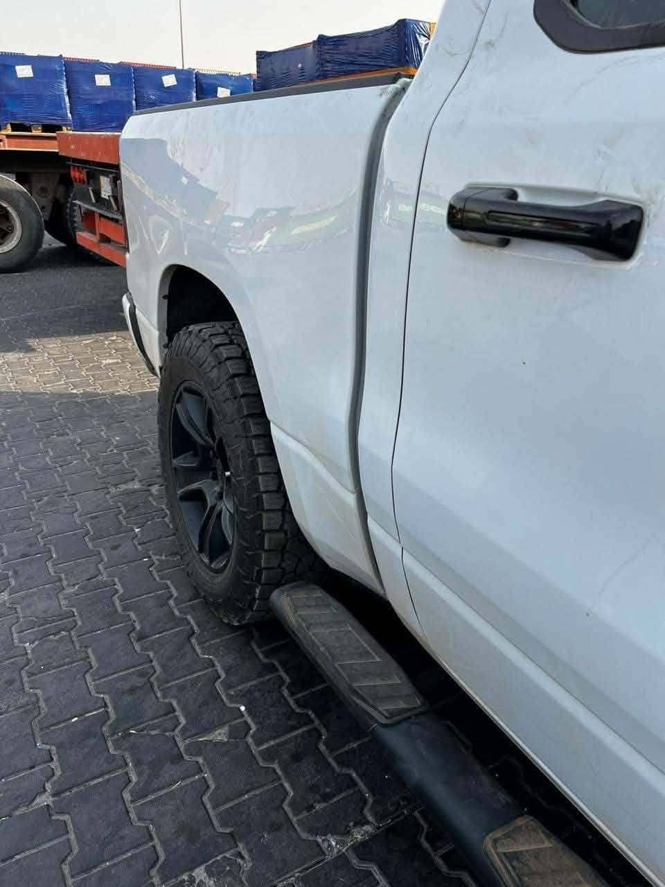 السلام عليكم رام بك هورن فول مواصفات موديل ٢٣ ماشيه ٥٣ الف كيلو 
ضربتها فقط درحجات بدون دواخل 
بصمة 
بانوراما 
شاشة تسلا كبيرة 
فور ويل 
بدي صغير وباب كبير 
توقف ذاتي 
كشنات جلد 
خزنة عدد ٢ 
اطارات جبلية عالية 
محرك وكير جديد 
تبريد قطعتين 
فتحة خلفية كهربائية 
محرك ٥٧٠٠ اي تورك الاقتصادي 
وهواي بيها بعد مواصفات 
السعر ٣٧٠ ثلاث شدات وسبعين مع المجال 
*********** النجف, العراق
