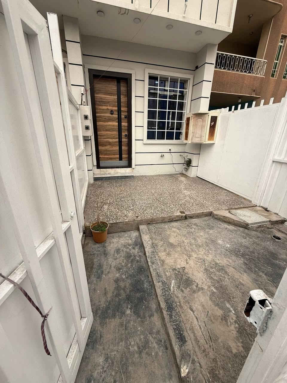 سلام عليكم دار مسلح للبيع مساحة ١٦٢،٥ متر واجهه ١٠وربع متر   (للبيع كامل او قطع ١٠٠ متر واجهه ٦ متر ) طابوصرف  يحتوي على كراج وصاله ومطبخ  فوك وجوه ومنور وخدمات ويحتوي على (سبعة غرف نوم) وسطح موقع ممتاز وشارع عريض  سند مستقل والدار فارغ وماكو مقابيله بيوت  (بسعر الأرض ) العنوان بغداد منطقة القاهره خلف تانكي الماء قرب متوسطة الفتوه للاستفسار رقم ***********
