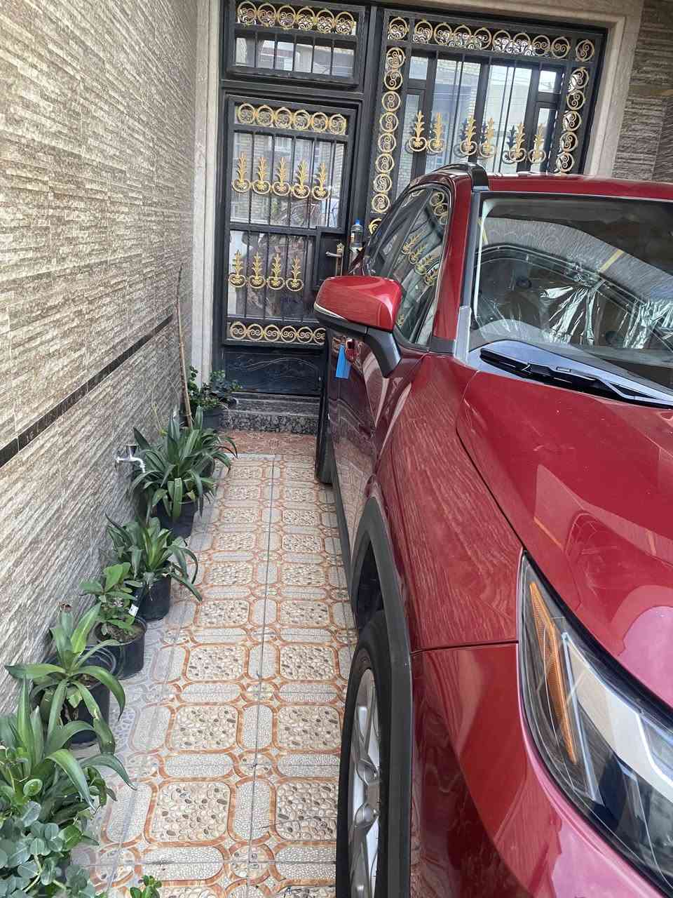 السلام عليكم تويوتا راف 4هايبرد 2022.                                 المواصفات.                                                  بصمه دخول ذكي كشن كهربائي مثبت سرعة تحديد المسار شاشه كامره مقاعد كماش ويل قياس 17 محرك 2,5 ماشيه 26،100 ميل  تبريد قطعتين  سياره رقم خصوصي بغداد مكاني بغداد السيديه 22،300$  رقم التواصل ***********
