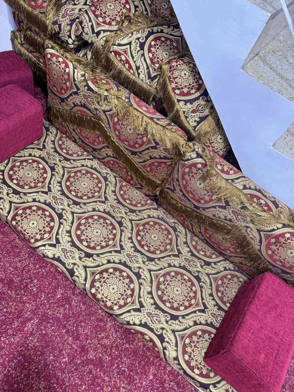 للبيع جلسه عربيه بحاله جيده ونظيفه مابيهم اي شق 
عدد 5 والتكيات 10 ومخاد 6
السعه 300 الف 
***********
