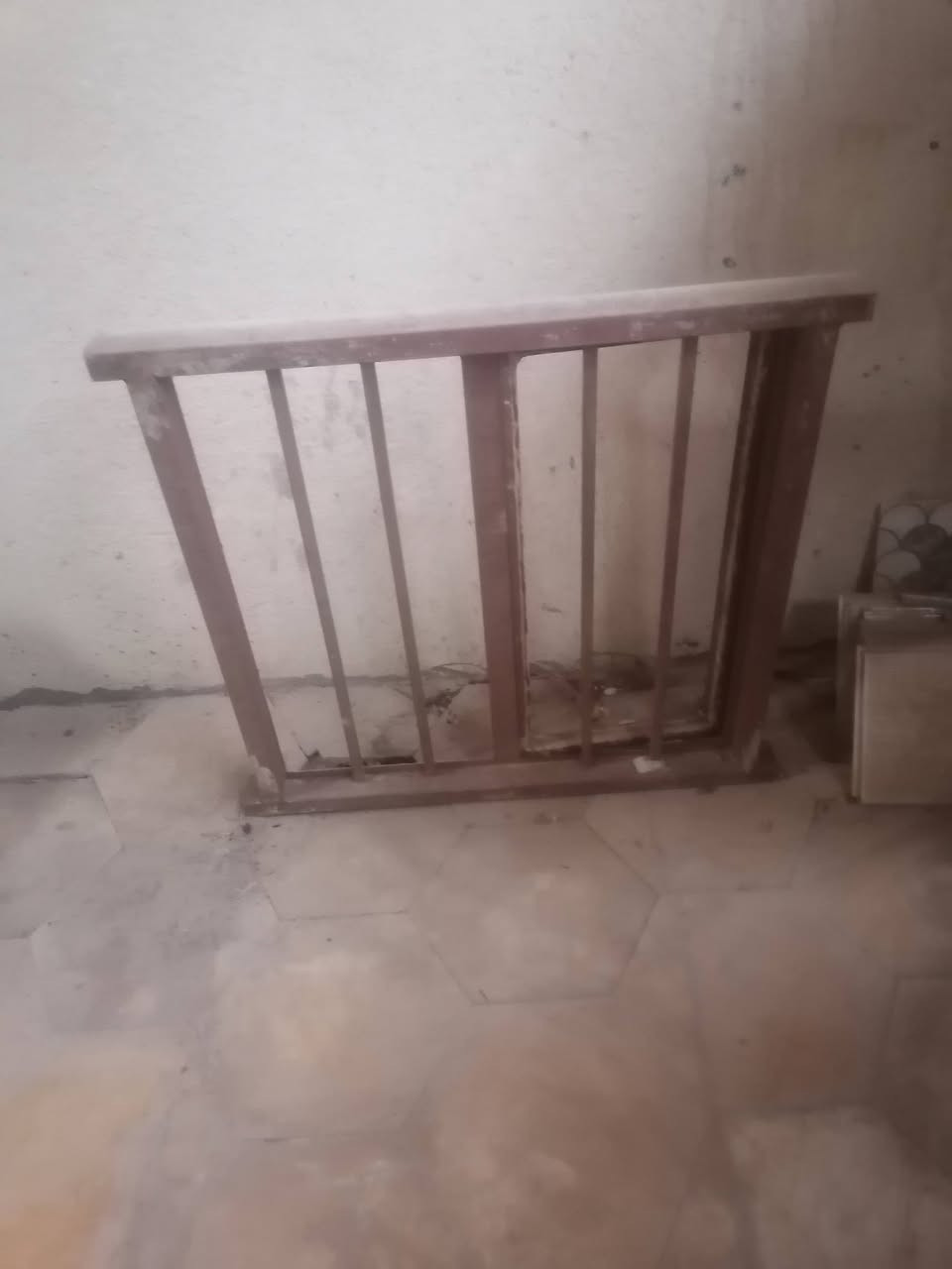 سقيفه للبيع قفل ١٠٠ مكان الوركاء شباك ثقيل قفل ٥٠,,,,, ***********
