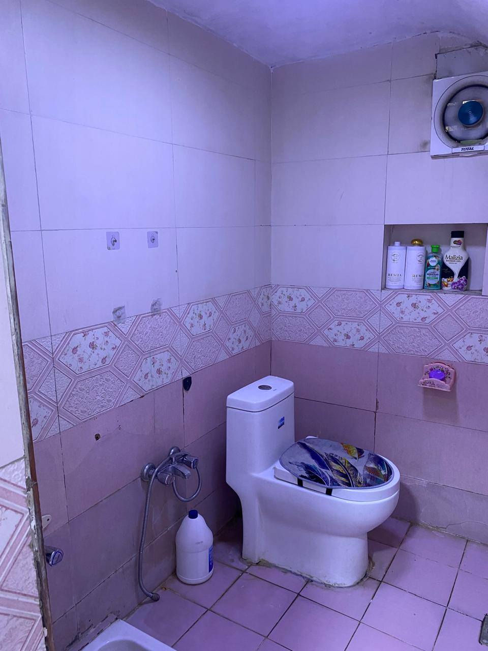 السلام عليكم 
 بيت زراعي للبيع سند ٢٥ 
 
بحي الجامعه خلف سيطره

 الجامعه يبعد عن الشارع العام ١٠٠م
 و يطل على شارعين 
 بيت ٢٠٠ م غرفتين و صاله و صحيات ثنين خارجيه و داخليه سيراميكو مطبخ سيراميك و استقبال وكراج سياره و ممرات داير البيت من جهتين البناء طابوق عگاده كلش نظيف و الارضيه كاشي درجه اولى مرمري
مساحات الغرف و الصاله و المطبخ و الاستقبال كبار و حلوات
 يعني حلوات و واسعات 
 
و صحيات و مطبخ و منزع سيراميك السطح شتايكر 
 
البيت مشمول بالمجاري
و التبليط راح يوصله
 البيت بناء ٢٠٢١ ومكانه جدا حلو و قريب  على شارعين 
 
 للاستفسار  ***********
