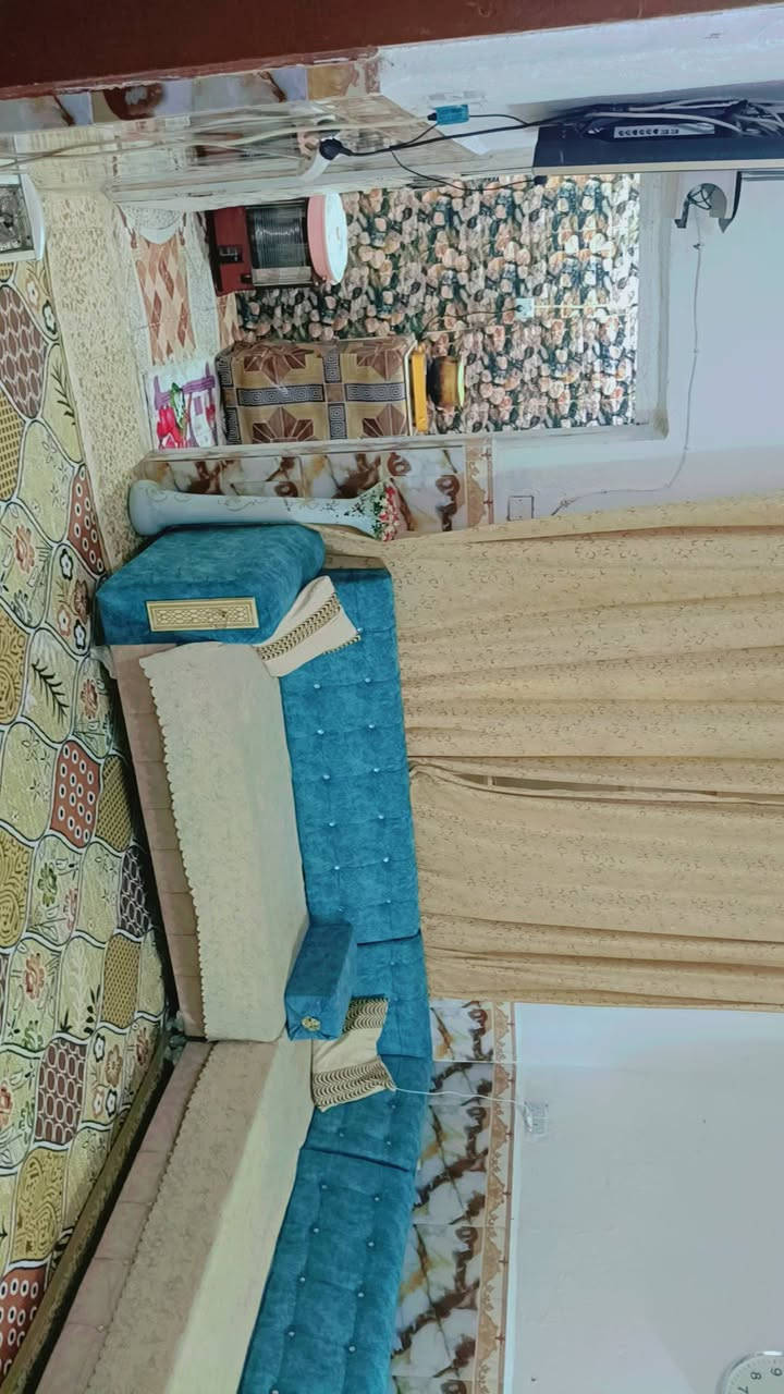 سلام عليكم دار للبيع حي سعيد قرب مدرسه الوتاد بيت مصفر معامله كامله بسمي يتكون من 2-عرف نوم +هول كبير + صحيات حمام داخلي مستعجل على البيع  الإتصال ***********-
