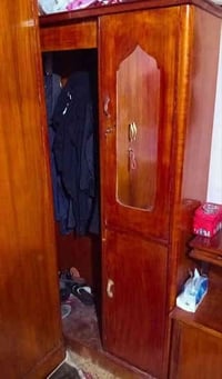 عندي غرفه نوم للبيع نضيفه كنتور ابو ٦بيبان   وميز مرايه وزايه وجربايه ...