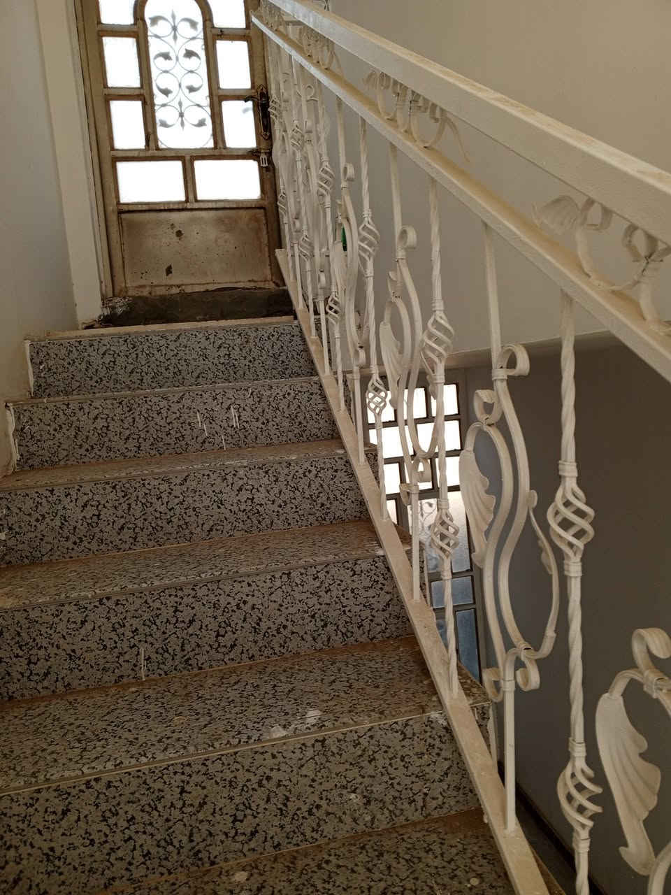 بيت للبيع طابو صرف المساحة 150م طابق ونص 
غرفتين نوم كلدور استقبال مطبخ كراج 
 حي الحسين ابي غرق خلف البانزين خانه البيت فارغ تتكاتب تستلم مفتاح ومبروك عليك 
  *********** واتساب
