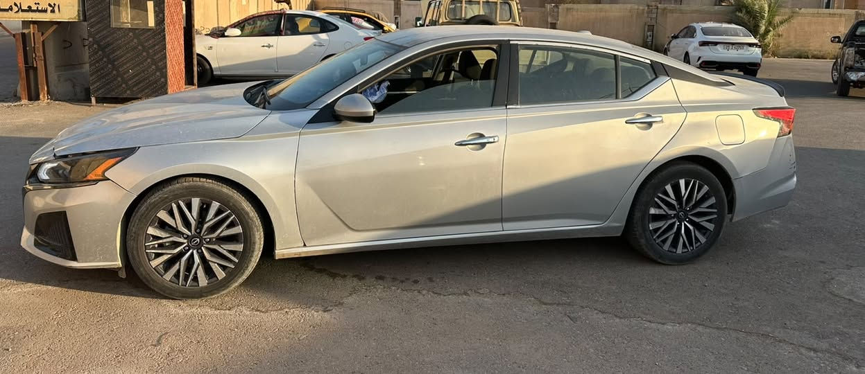يا الله 
نيسان التما 
موديل ٢٣  SV 
رقم بغداد حره 
السيارة مكفوله من الكير والمكينة والغد والشاصي 
كهربائية كامله تبريد كامل 
حادثه موضح بلصور 
ماشية ٨٨ الف 
السيارة مستعجل على بيعته 
مكاني البياع 
رقم تلفون ***********
السعر ١٢٧ $
