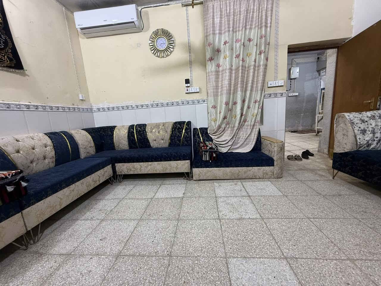 يعلن مكتب الاخوين للعقار عن بيع دار  مساحه144متر بناء قديم نضيف الموقع مدينه الصدر  {قطاع  1}   طابقين عكاده ارتفاع السقف ٣متر الطابق الاول يحتوي على استقبال ومطبخ {2  نوم }والطابق الثاني {٢ نوم  } للاستفسار***********    ابو احمد
