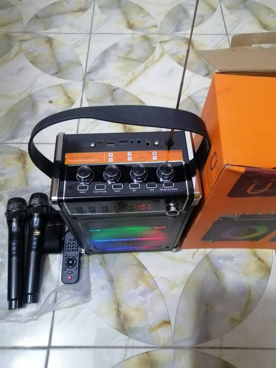 سبيكر امزون بريطاني غني عن التعريف يحتوي على   بلوتوث+ رام فلاش+  راديو  اوكس+  مايكات ثنين + منافذ مايكات صغير وكبير+   بطاريه شحن تايبسي + السعر 80 مع التوصيل  يخدم الرواديد


**إذا كنت صاحب هذا الإعلان وتريد حذفه لأي سبب، رجاءا أرسل رسالة إلى الدعم الفني**