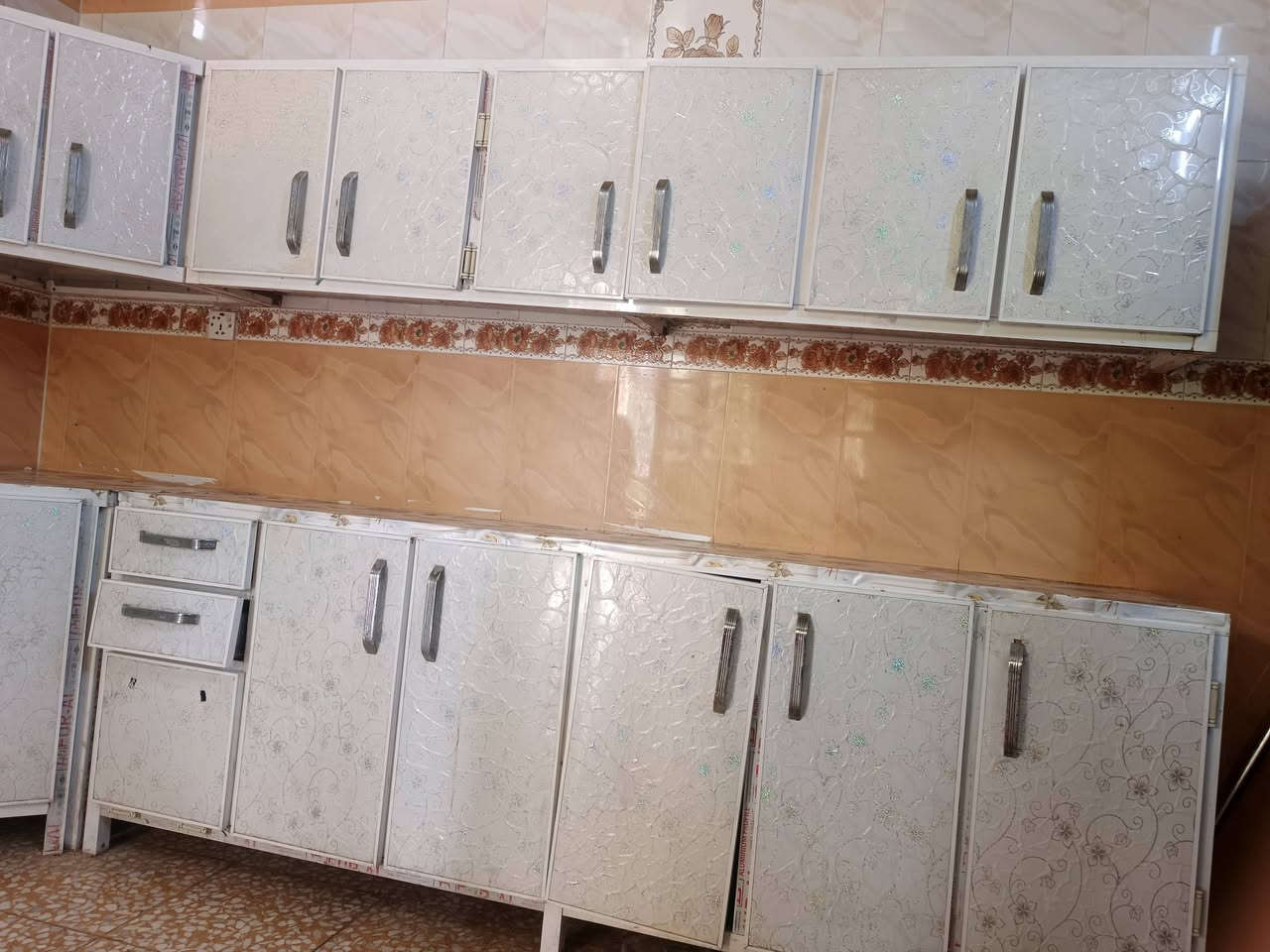 كاونتر للبيع المنيوم مستعمل قليل ٢٥٠وبي مجال
طوله ٣ونص متر من غير السنك والسنك مغلف مرمر
للتواصل ***********
