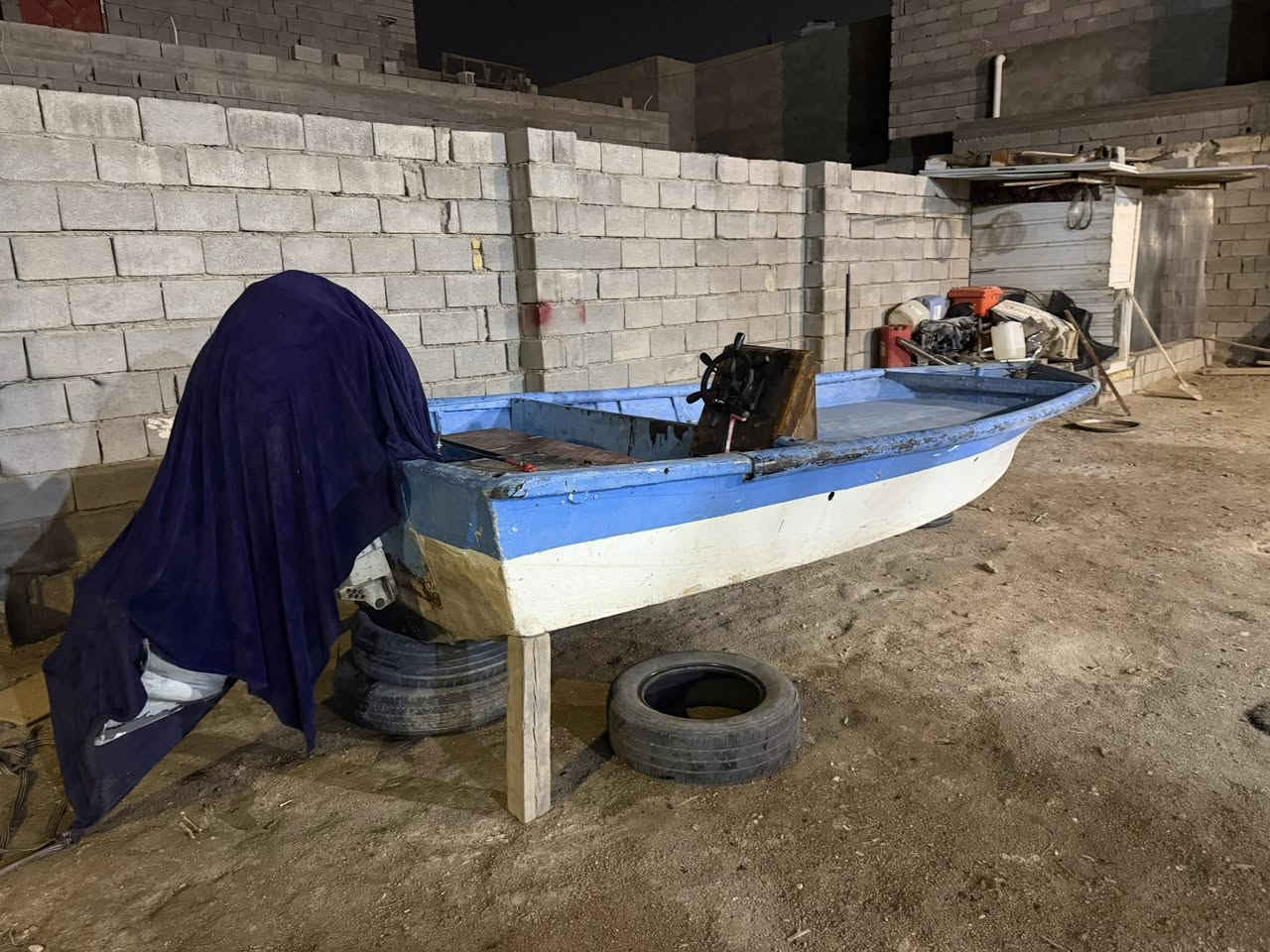 السلام عليكم طراد طول 5 متر عرض2 متر للبيع سعر مليون بس طراد بدون مكينه للتواصل واتساب فقط*********** عنواني البصره ابو الخصيب
